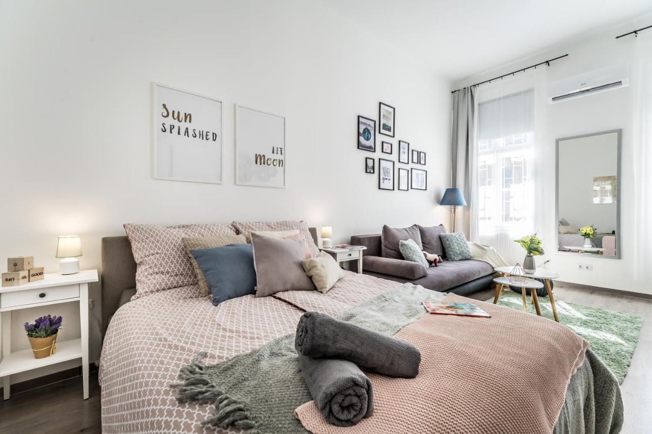 דירה Sun-splashed Retreat In The Heart Of A Vibrant Quarter בודפשט
