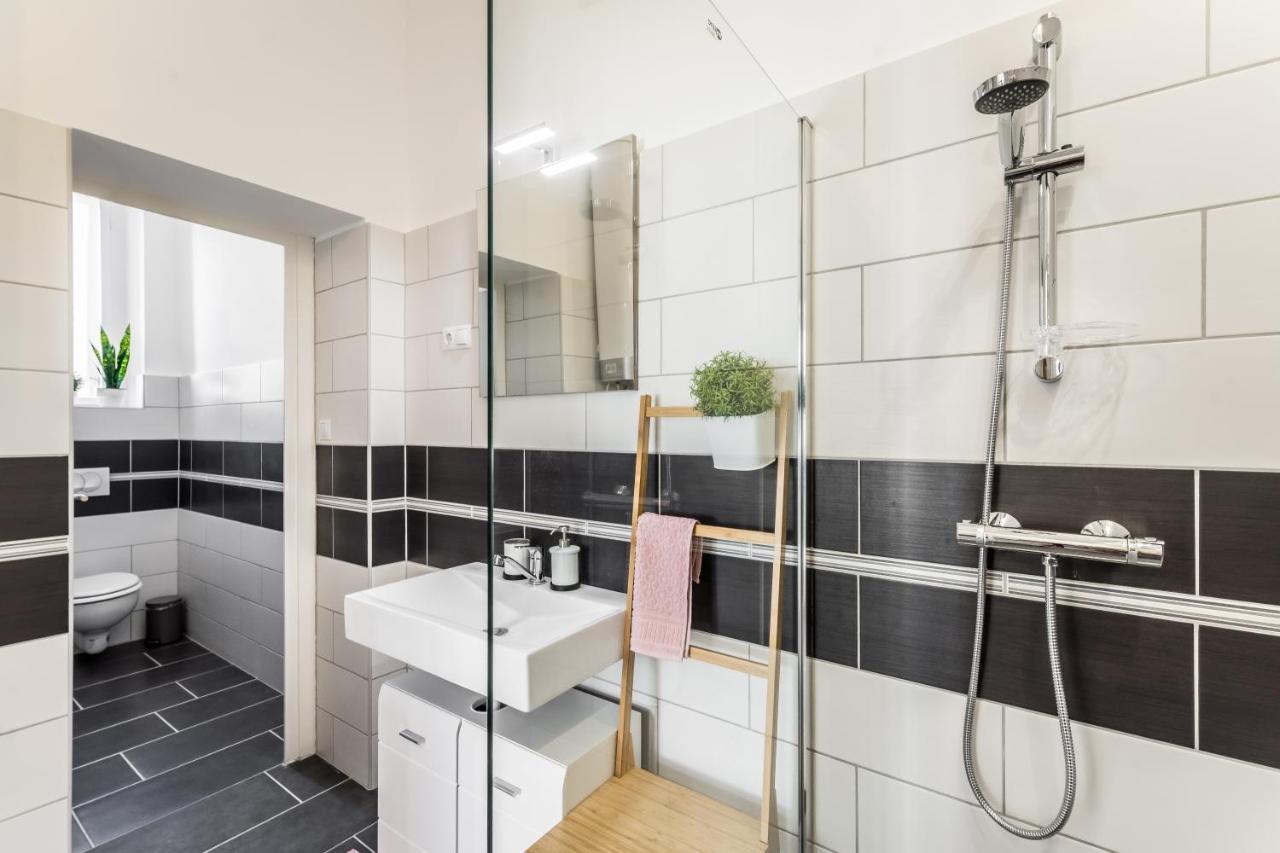 Sun-splashed Retreat In The Heart Of A Vibrant Quarter דירה